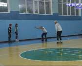 Этот спорт улучшает настроение и сжигает калории: орловские родители встали на ролики вместе с детьми