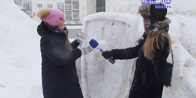 Баба Яга и богатыри из снега и льда: снежные фигуры появились возле драматического театра в центре Орла