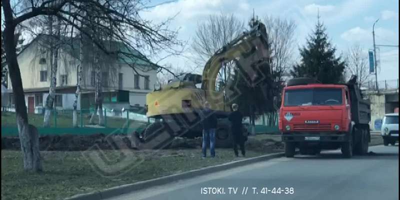 Видео: в Орле на месте спиленных возле собора деревьев активизировались рабочие