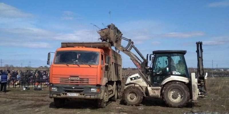 С орловских кладбищ вывезли 650 кубометров мусора 