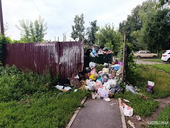 «Страшно из дома выходить»: орловчанка пожаловалась на улицу, утопающую в мусоре