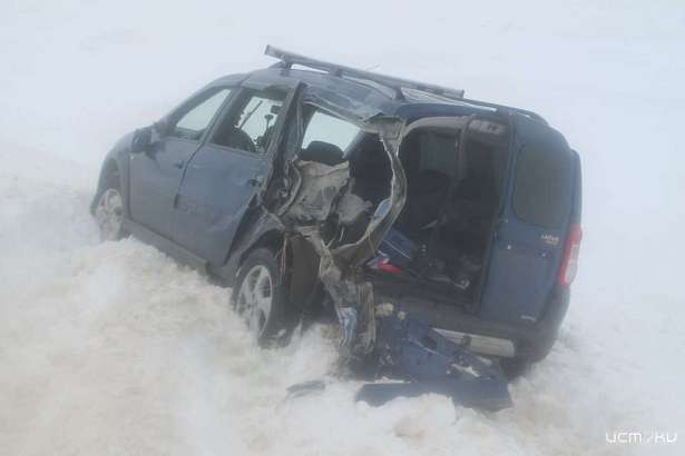 На Орловской трассе «Лада Ларгус» столкнулась с грузовиком