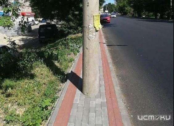 На Карачевском шоссе в Орле сделали тротуар со столбом в центре