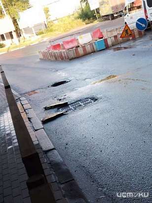 В Орле раскололи пополам канализационный люк