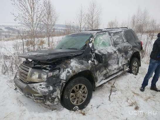 В Покровском районе внедорожник Тойота въехал в грузовик. Четыре человека пострадали