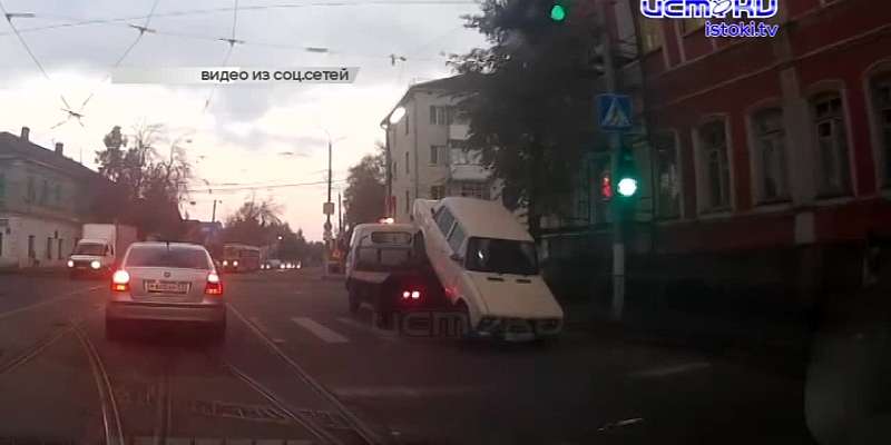 Пьяный водитель маршрутки устроил ДТП на Наугорке, а прямо возле школы № 24 раскинулась широкая лужа. Новости за 90 секунд