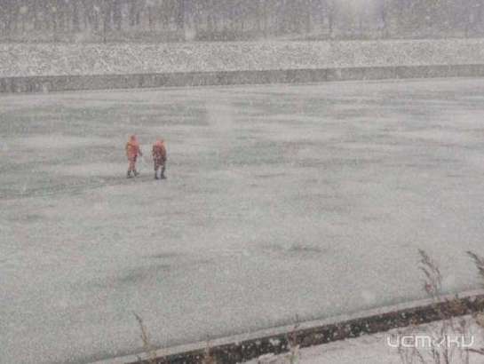 В Орле несколько мужчин затеяли на неокрепшем льду реки игру в хоккей 