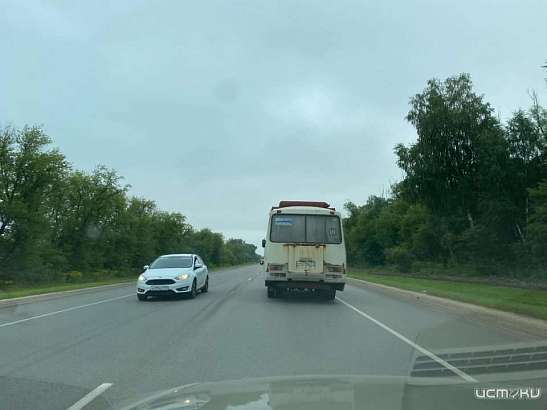 В Орле заприметили разваливающуюся маршрутку, которая продолжает выходить в рейс