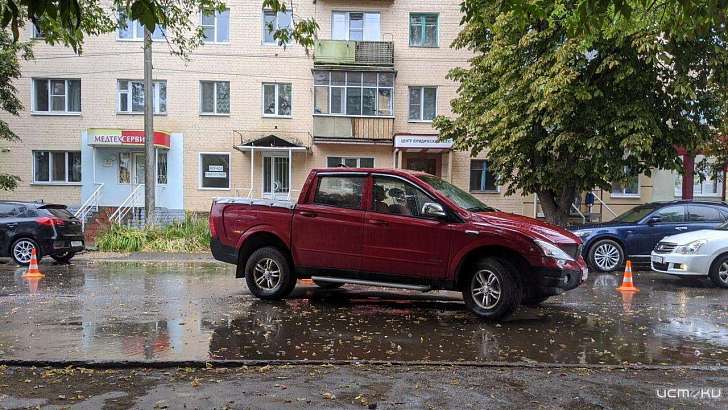 В Орле кроссовер задним ходом сбил пенсионерку