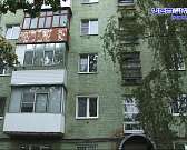 Разбитые окна, аварийная крыша и гнилые трубы, из которых в подъезд текут фекалии. Жители Маринченко, 4 поделились с нами своими бедами