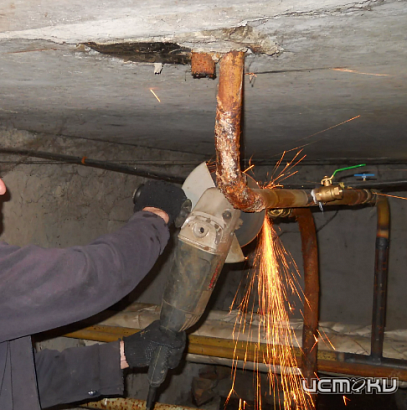 В Орле двое мужчин с поличным попались на краже труб из подвала многоквартирного дома