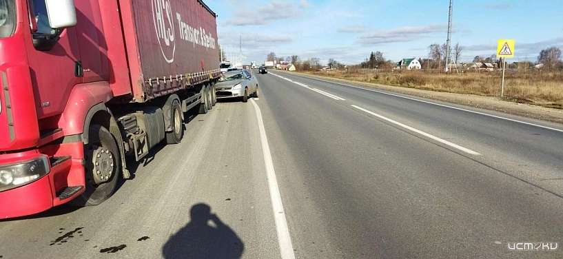 На трассе под Орлом «Лада» протаранила припаркованную фуру 