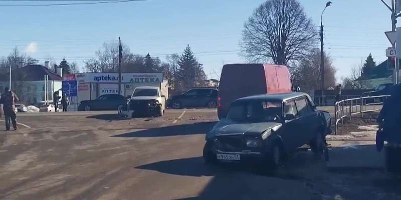 На Орловщине лихач повредил 4 авто в поселке Знаменка и снес ограждение в районе ТЦ «ГРИНН»