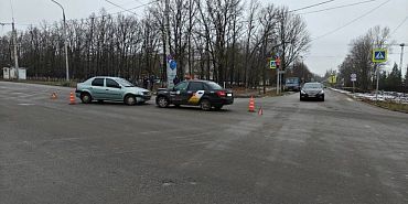 Проехал на «красный»: в Орле на Наугорском шоссе не разъехались «Лада» и «Рено» Проехал на «красный»: в Орле на Наугорском шоссе не разъехались «Лада» и «Рено»