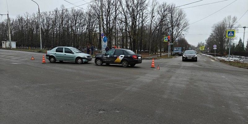Проехал на «красный»: в Орле на Наугорском шоссе не разъехались «Лада» и «Рено» Проехал на «красный»: в Орле на Наугорском шоссе не разъехались «Лада» и «Рено»