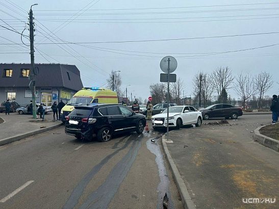 Не уступил: во Мценске водитель кроссовера «собрал» в ДТП еще две легковушки
