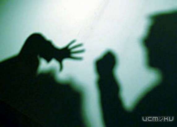 В Орле во время потасовки около клуба сотрудницу полиции ударили по лицу В Орле во время потасовки около клуба сотрудницу полиции ударили по лицу