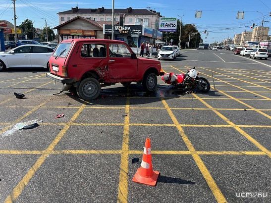 В Орле на одном из перекрестков «Нива» протаранила с мотоцикл
