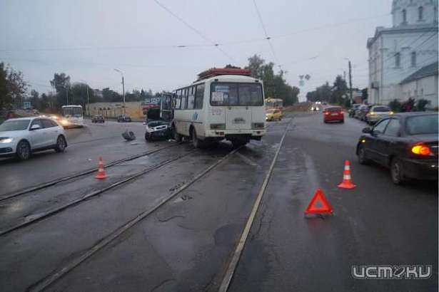 В Орле водитель иномарки въехал в автобус