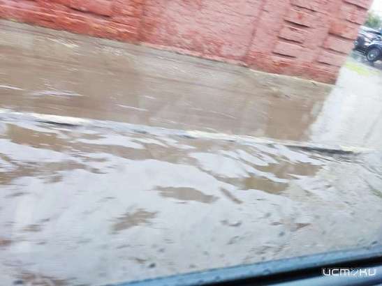 Орловчане фотографируют озера на еще недоделанной улице в Орле