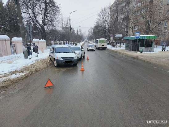 В Орле водитель иномарки въехал в стоящую «Ладу»