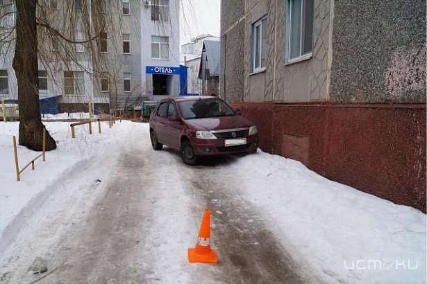 В Орле в одном из дворов автомобиль сбил пенсионерку В Орле в одном из дворов автомобиль сбил пенсионерку