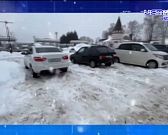 От неубранного вовремя снега страдает недавно заработавшая 53-я орловская школа в микрорайоне Зареченский