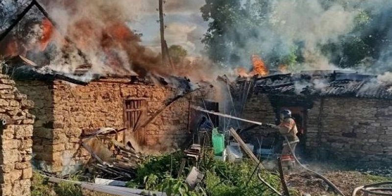 В Ливенском районе пожарные спасли дом от огня: сгорели только хозпостройки
