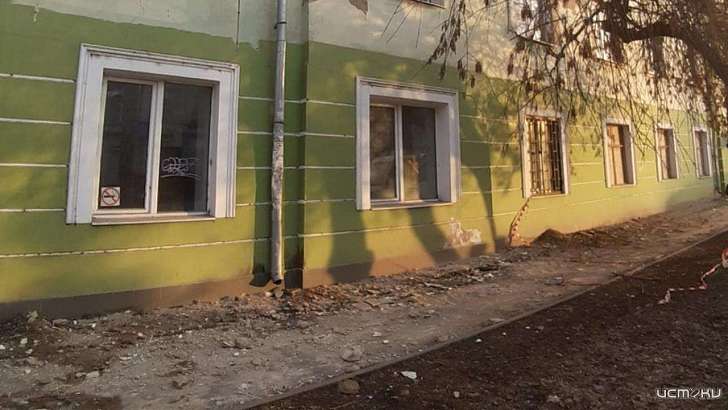 Фотофакт: в Орле дом продолжает осыпаться на головы прохожих