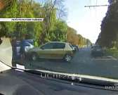 На ул. Лескова столкнулись «Ниссан» и «Пежо». Видео