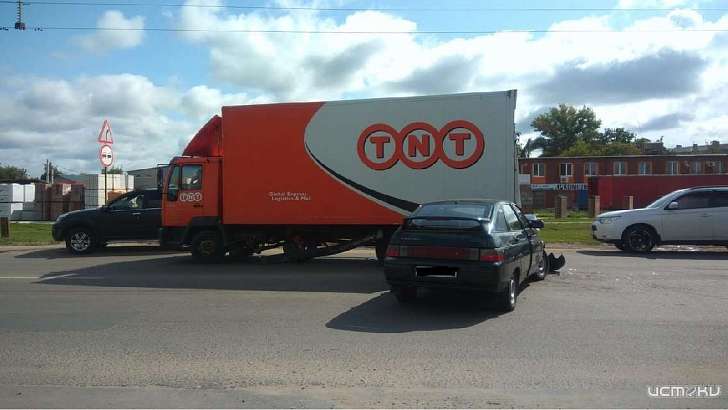 21-летняя пассажирка ВАЗа пострадала при столкновении с фурой в Орле