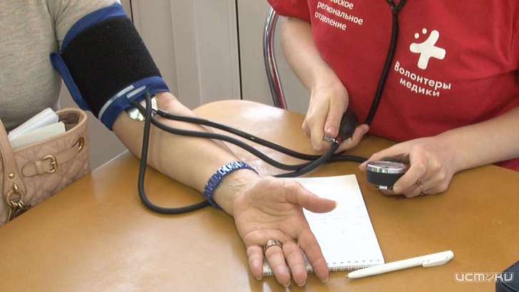 Орловские волонтеры-медики измерили давление всем желающим