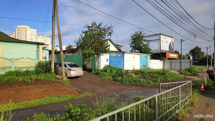 В Орле нетрезвый водитель едва не въехал в жилой дом 