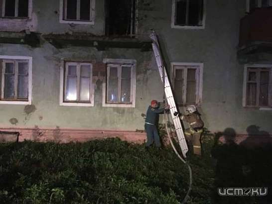 Ночью в Орле тушили полыхавшую аварийную двухэтажку