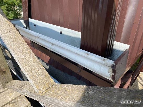 Вода соседа подтапливала фундамент построек другого соседа. Тот такого терпеть не стал