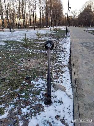 Глазами очевидцев: в Орле в парке Победы вандалы повредили два фонаря