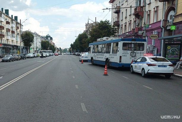  Орловчанку увезли на скорой после падения в троллейбусе