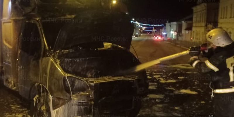 Вчера в Болхове загорелась «Газель» Вчера в Болхове загорелась «Газель»