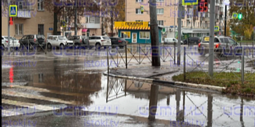 В Орле есть пешеходный переход, по которому перейти невозможно, если на улице дождливо