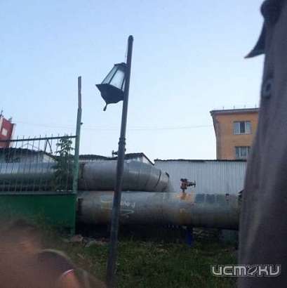 В Сети появились фотографии, на которых школьники ломают фонари на набережных