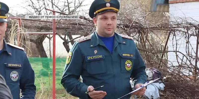 Сотрудники МЧС вышли в рейд. Профилактические беседы на этот раз спасатели проводили с дачниками