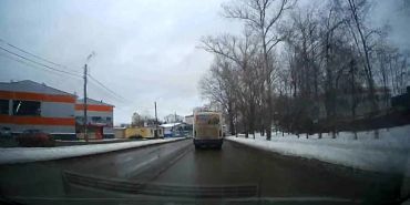 В Орле заметили маршрутку, из-за действий водителя которой едва не случилось ДТП