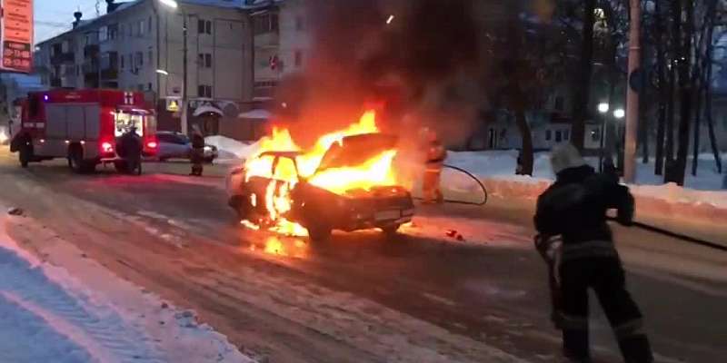ВИДЕО: в Орле посреди дороги загорелась иномарка