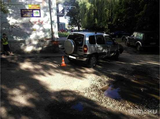 Во дворе дома автомобиль сбил пенсионерку