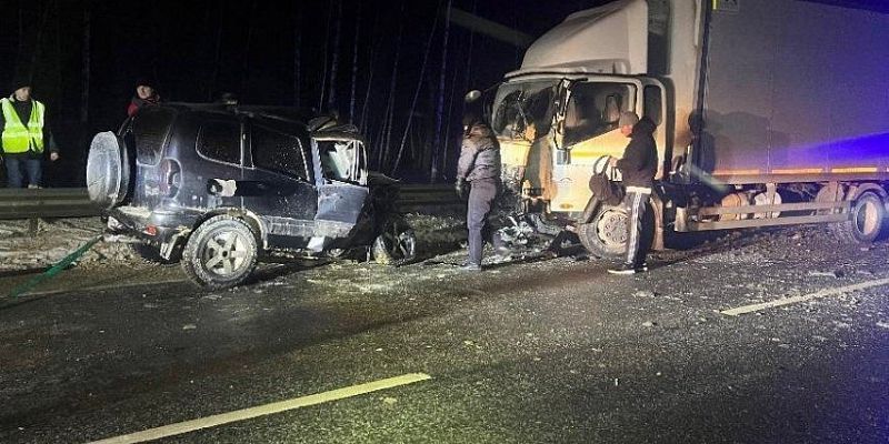 Под Орлом в столкновении с большегрузом пострадал водитель «Нивы»