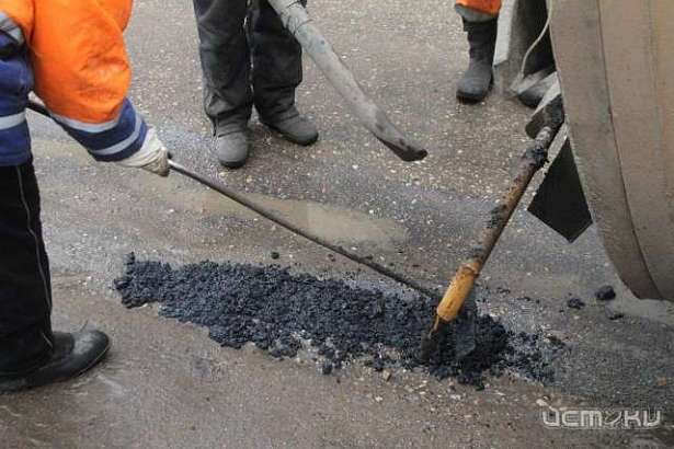 В Орле латают ямы на дорогах десять бригад