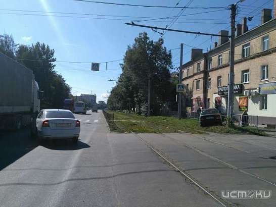 В Орле ищут очевидцев ДТП с иномаркой, протаранившей дорожное ограждение
