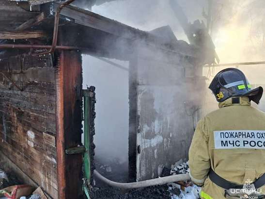 В Орловской области вспыхнула бревенчатая баня