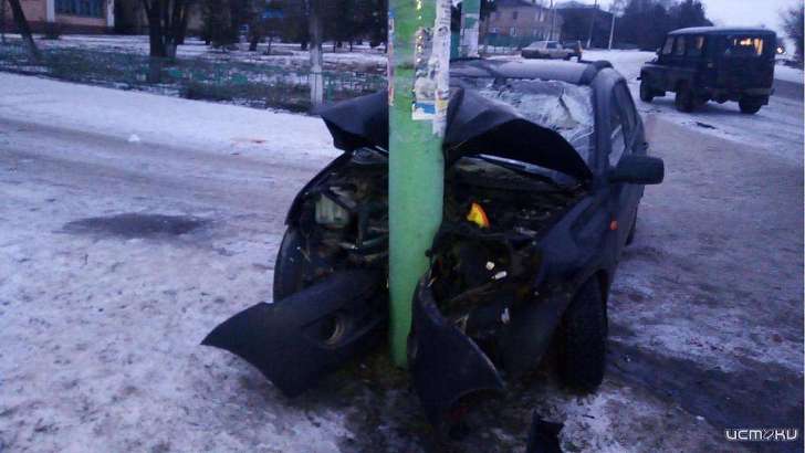 В Залегощи водитель авто влетел в опору ворот: трое пострадали