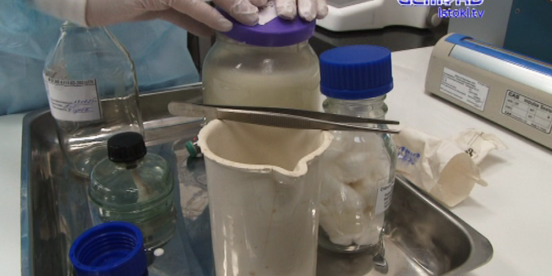 Непонятную субстанцию принесла в нашу редакцию на днях одна орловчанка. Раньше это был пакет со сливками.